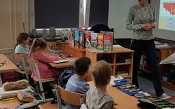 spotkanie klas pierwszych z autorką książek dla dzieci